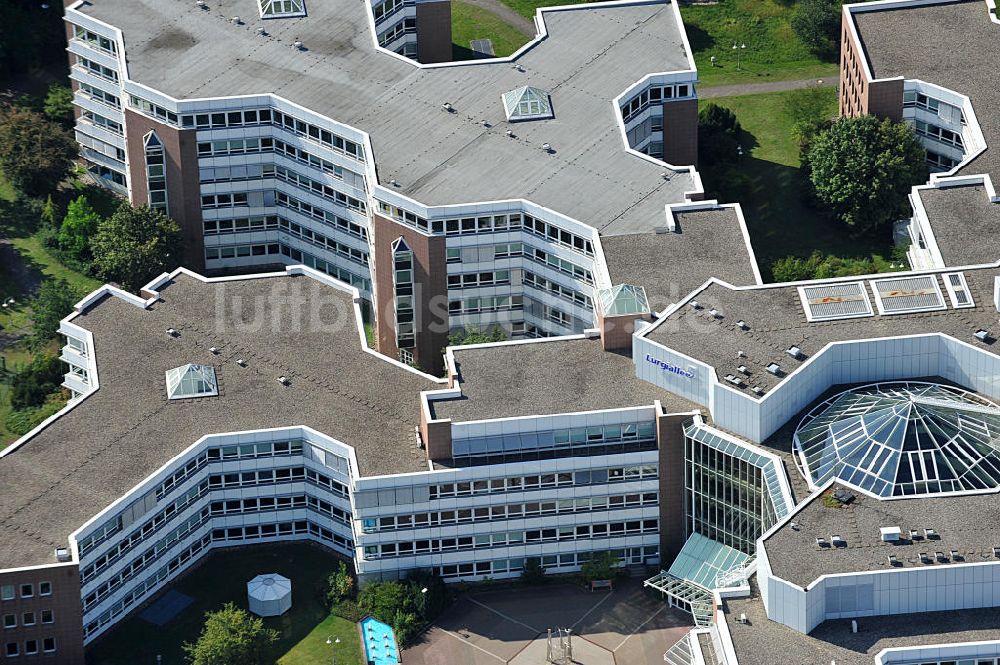 Luftbild Frankfurt am Main - Dachbereich und die Glas- Pyramide des Lurgihaus in Frankfurt-Heddernheim