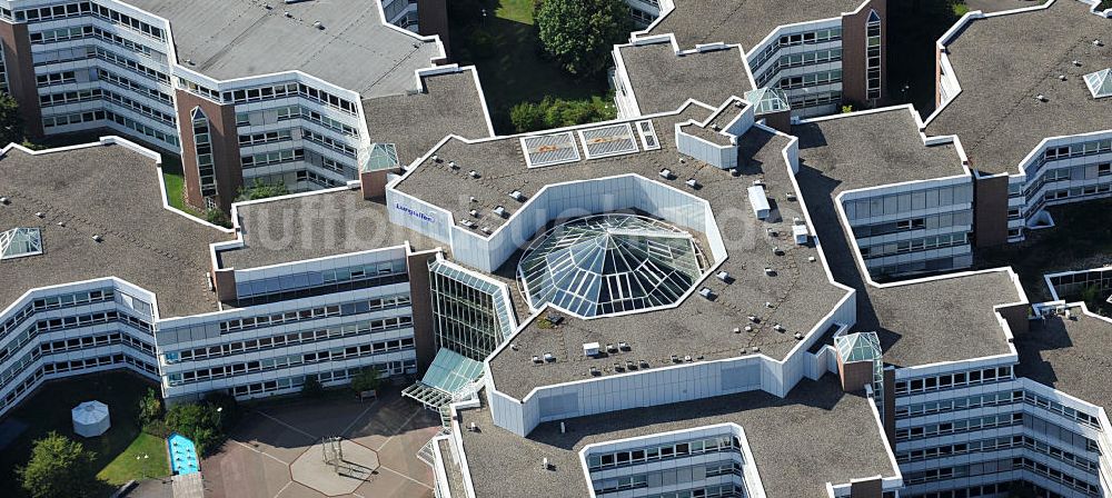 Frankfurt am Main von oben - Dachbereich und die Glas- Pyramide des Lurgihaus in Frankfurt-Heddernheim