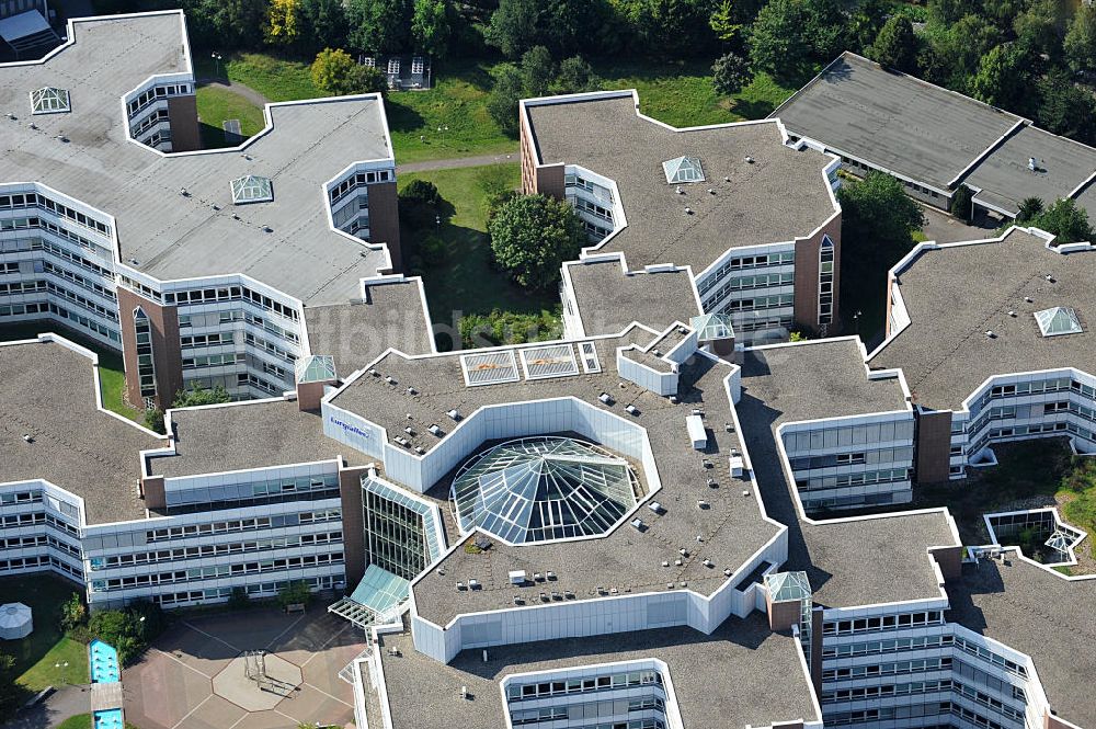 Frankfurt am Main aus der Vogelperspektive: Dachbereich und die Glas- Pyramide des Lurgihaus in Frankfurt-Heddernheim