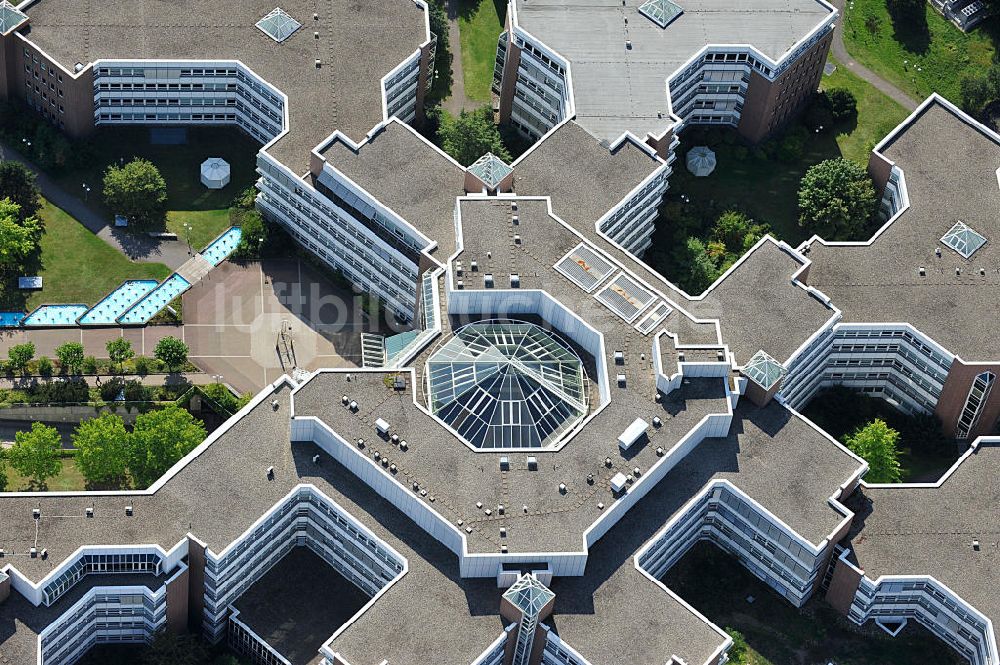 Luftbild Frankfurt am Main - Dachbereich und die Glas- Pyramide des Lurgihaus in Frankfurt-Heddernheim