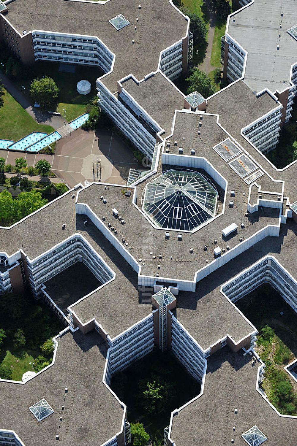 Frankfurt am Main aus der Vogelperspektive: Dachbereich und die Glas- Pyramide des Lurgihaus in Frankfurt-Heddernheim