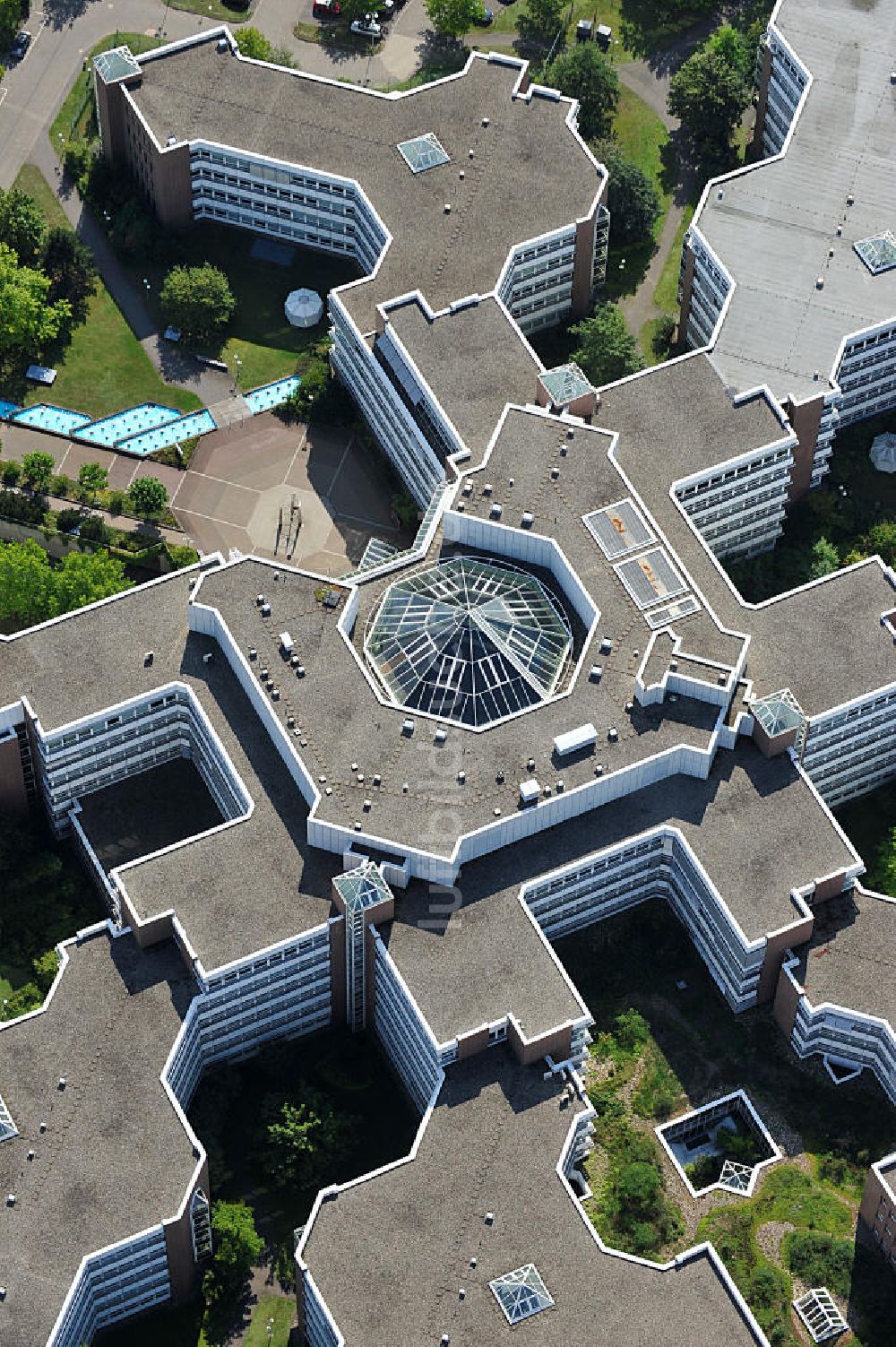 Luftbild Frankfurt am Main - Dachbereich und die Glas- Pyramide des Lurgihaus in Frankfurt-Heddernheim