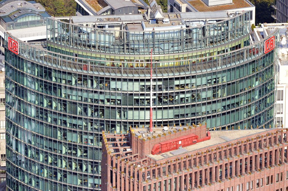 Berlin von oben - Dachbereich des Hochhauskomplexes Bahntower am Sony-Center am Potsdamer Platz in Berlin - Tiergarten