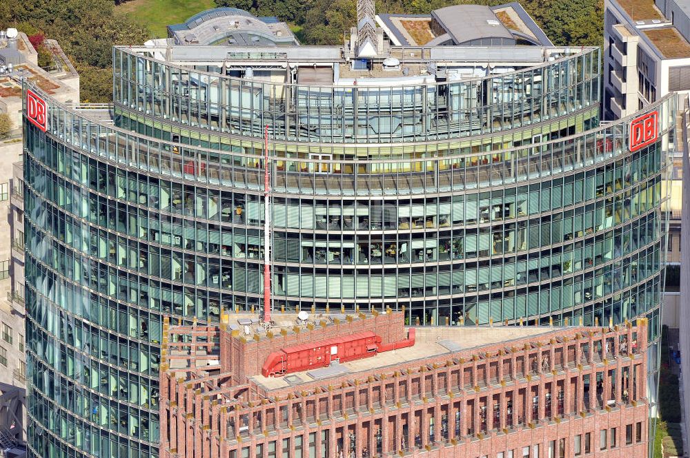 Berlin aus der Vogelperspektive: Dachbereich des Hochhauskomplexes Bahntower am Sony-Center am Potsdamer Platz in Berlin - Tiergarten