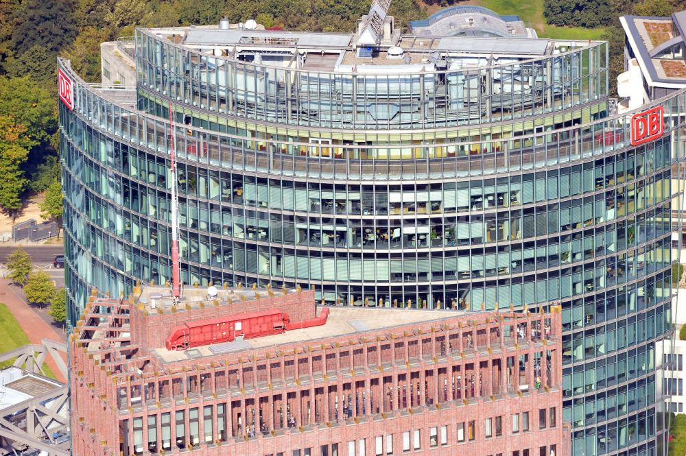 Luftbild Berlin - Dachbereich des Hochhauskomplexes Bahntower am Sony-Center am Potsdamer Platz in Berlin - Tiergarten