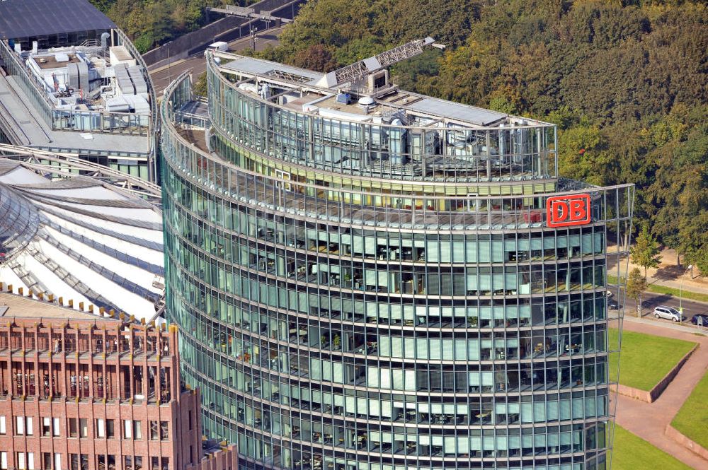 Luftaufnahme Berlin - Dachbereich des Hochhauskomplexes Bahntower am Sony-Center am Potsdamer Platz in Berlin - Tiergarten