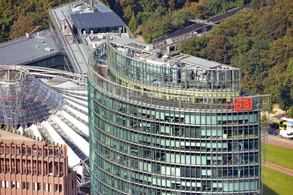 Berlin von oben - Dachbereich des Hochhauskomplexes Bahntower am Sony-Center am Potsdamer Platz in Berlin - Tiergarten