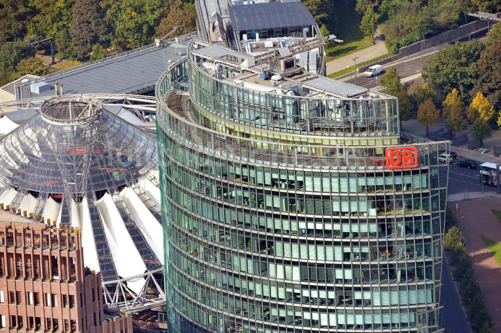 Berlin aus der Vogelperspektive: Dachbereich des Hochhauskomplexes Bahntower am Sony-Center am Potsdamer Platz in Berlin - Tiergarten