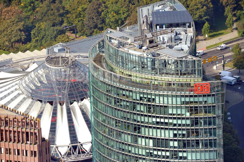 Luftbild Berlin - Dachbereich des Hochhauskomplexes Bahntower am Sony-Center am Potsdamer Platz in Berlin - Tiergarten