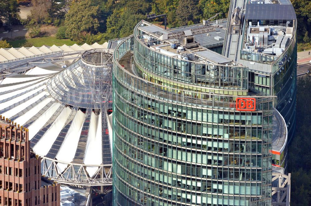 Luftaufnahme Berlin - Dachbereich des Hochhauskomplexes Bahntower am Sony-Center am Potsdamer Platz in Berlin - Tiergarten