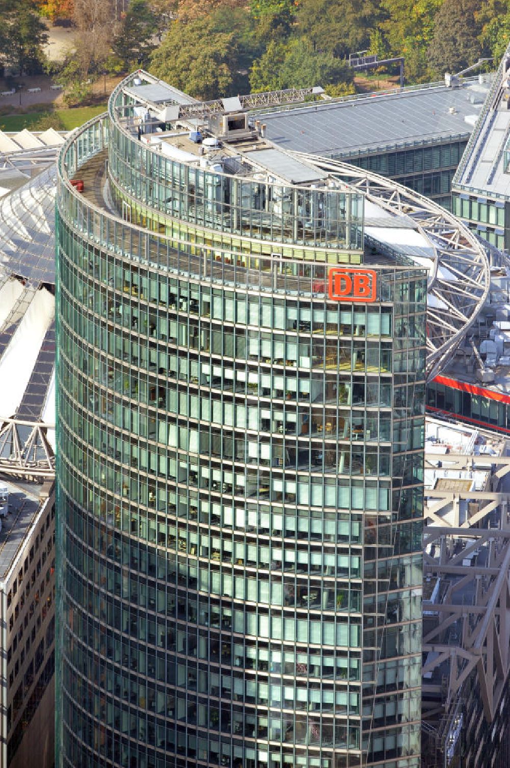 Berlin von oben - Dachbereich des Hochhauskomplexes Bahntower am Sony-Center am Potsdamer Platz in Berlin - Tiergarten