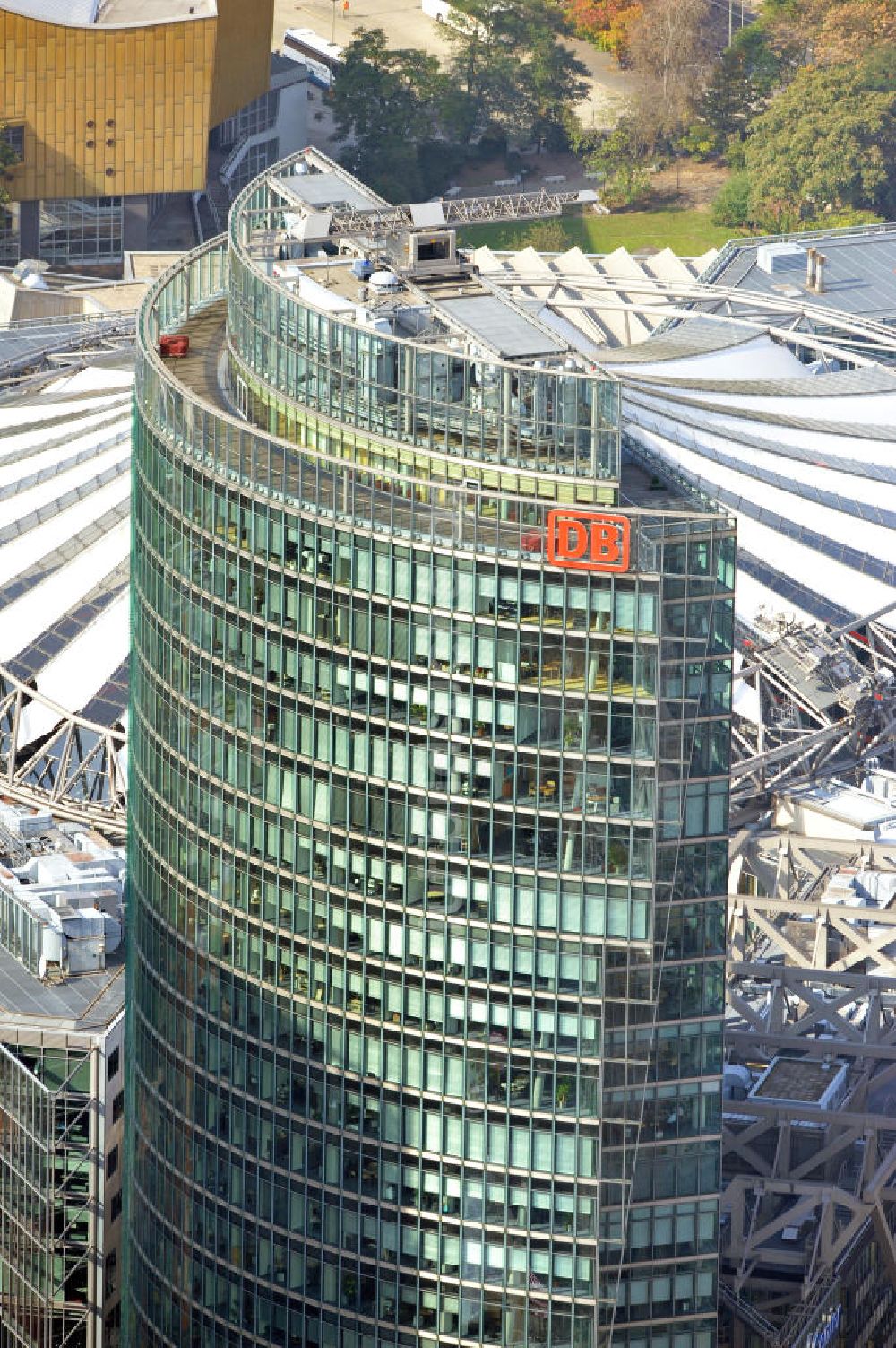 Berlin aus der Vogelperspektive: Dachbereich des Hochhauskomplexes Bahntower am Sony-Center am Potsdamer Platz in Berlin - Tiergarten