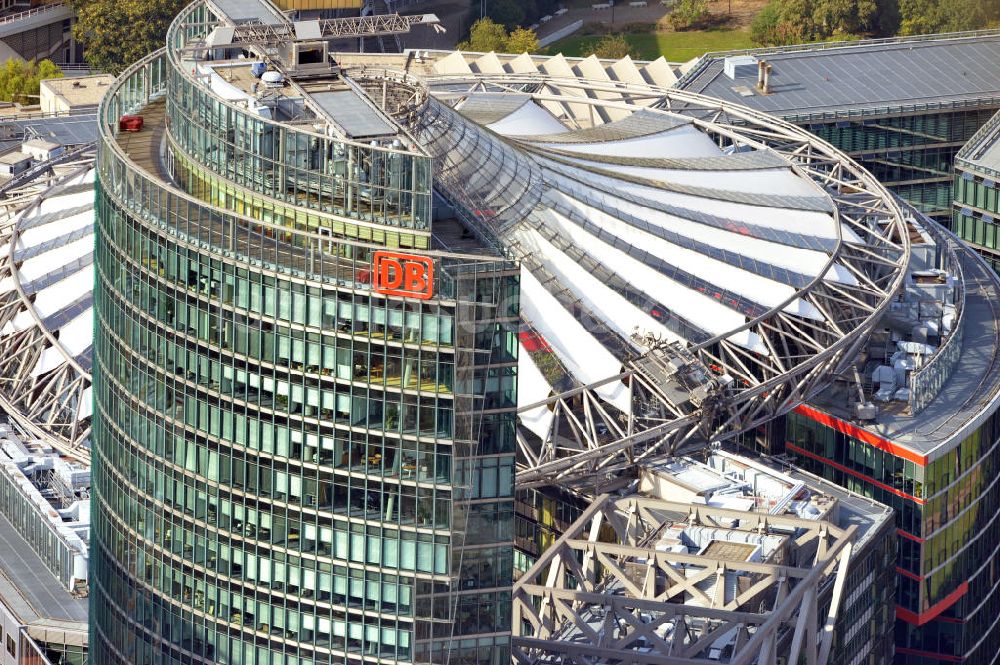 Luftbild Berlin - Dachbereich des Hochhauskomplexes Bahntower am Sony-Center am Potsdamer Platz in Berlin - Tiergarten