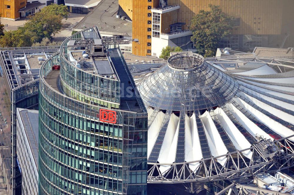 Luftaufnahme Berlin - Dachbereich des Hochhauskomplexes Bahntower am Sony-Center am Potsdamer Platz in Berlin - Tiergarten