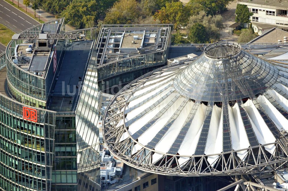 Berlin von oben - Dachbereich des Hochhauskomplexes Bahntower am Sony-Center am Potsdamer Platz in Berlin - Tiergarten