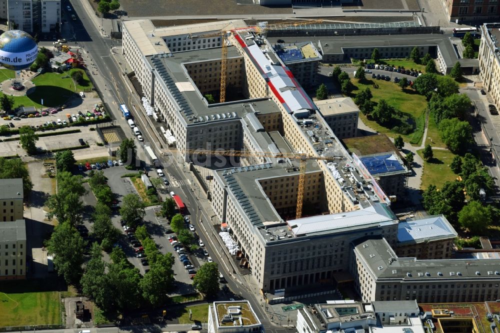 Luftbild Berlin - Dachbereichs- Baustelle auf dem Gebäude des Bundesministerium der Finanzen / Finanzministerium an der Wilhelmstraße in Berlin - Mitte