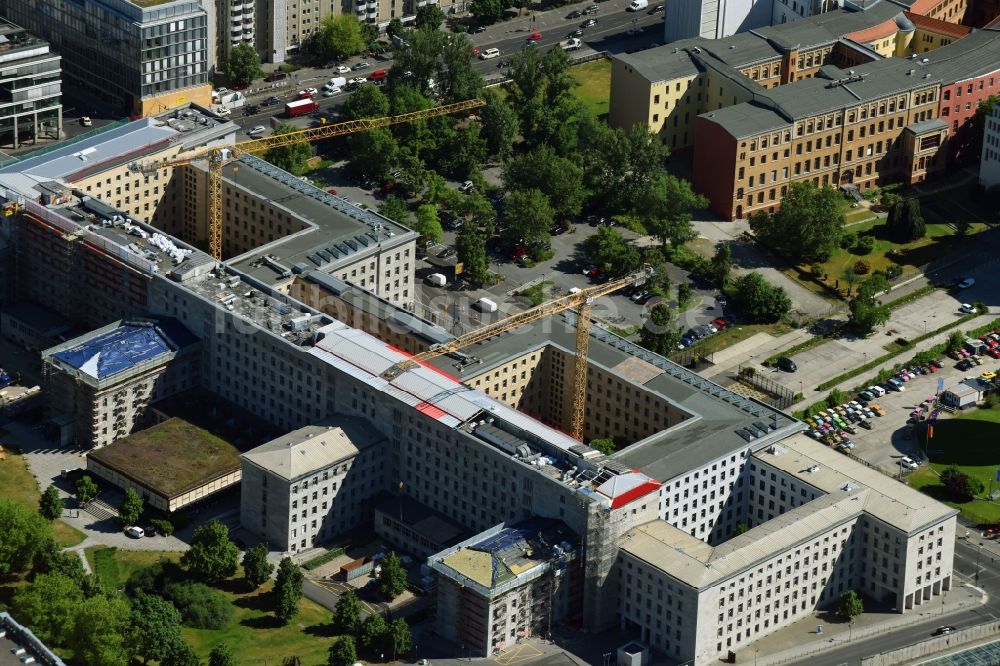 Berlin aus der Vogelperspektive: Dachbereichs- Baustelle auf dem Gebäude des Bundesministerium der Finanzen / Finanzministerium an der Wilhelmstraße in Berlin - Mitte