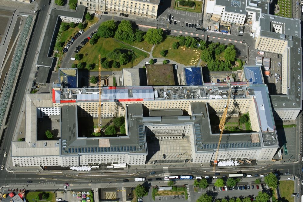 Luftbild Berlin - Dachbereichs- Baustelle auf dem Gebäude des Bundesministerium der Finanzen / Finanzministerium an der Wilhelmstraße in Berlin - Mitte