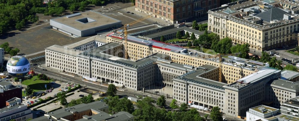 Luftaufnahme Berlin - Dachbereichs- Baustelle auf dem Gebäude des Bundesministerium der Finanzen / Finanzministerium an der Wilhelmstraße in Berlin - Mitte