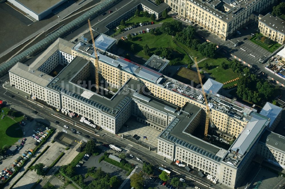 Berlin aus der Vogelperspektive: Dachbereichs- Baustelle auf dem Gebäude des Bundesministerium der Finanzen / Finanzministerium an der Wilhelmstraße in Berlin - Mitte