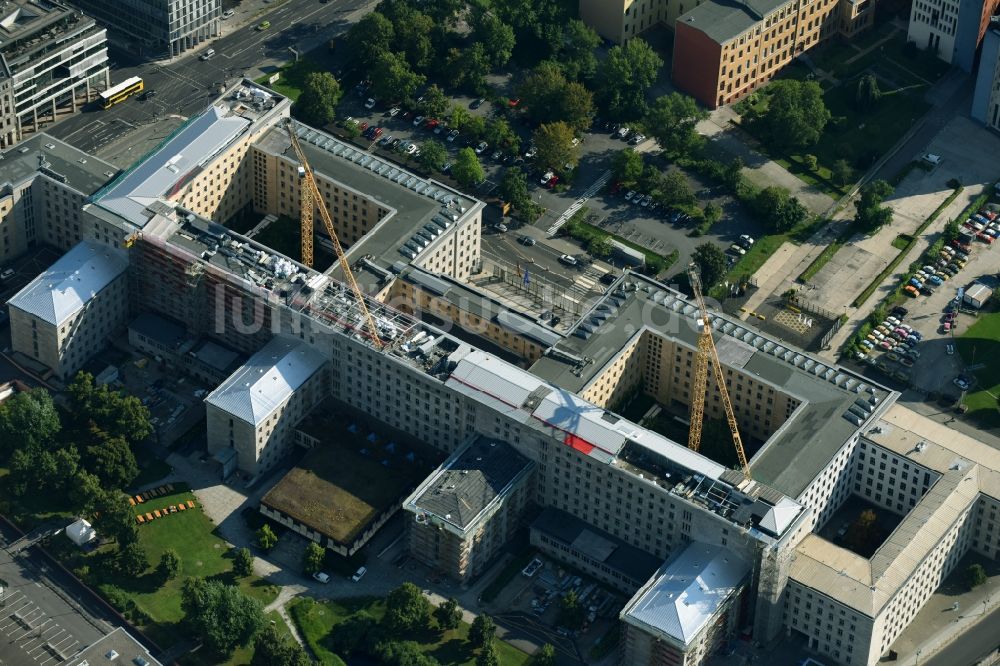 Luftbild Berlin - Dachbereichs- Baustelle auf dem Gebäude des Bundesministerium der Finanzen / Finanzministerium an der Wilhelmstraße in Berlin - Mitte