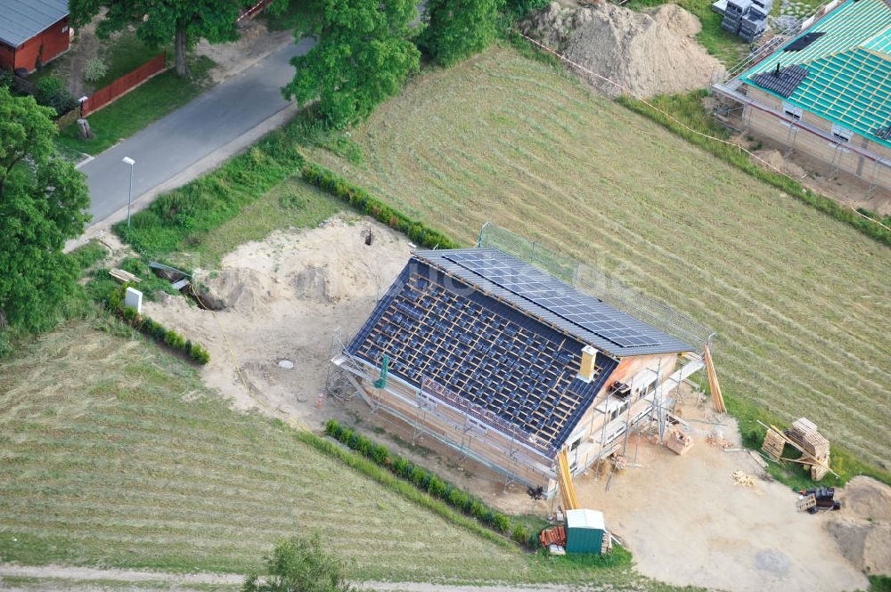 Werneuchen OT Krummensee aus der Vogelperspektive: Dachdeckerarbeiten an einem Einfamilienhausneubau in Werneuchen OT Krummensee