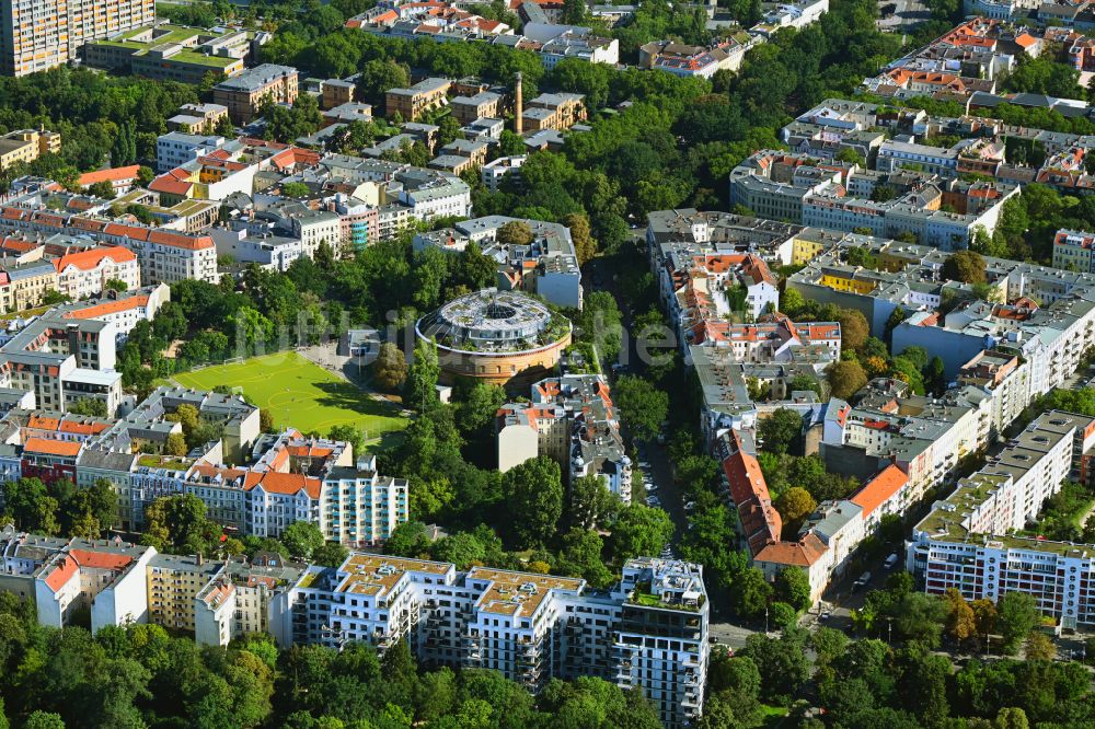 Berlin aus der Vogelperspektive: Dachgarten des Fichtebunker im Bezirk Kreuzberg in Berlin