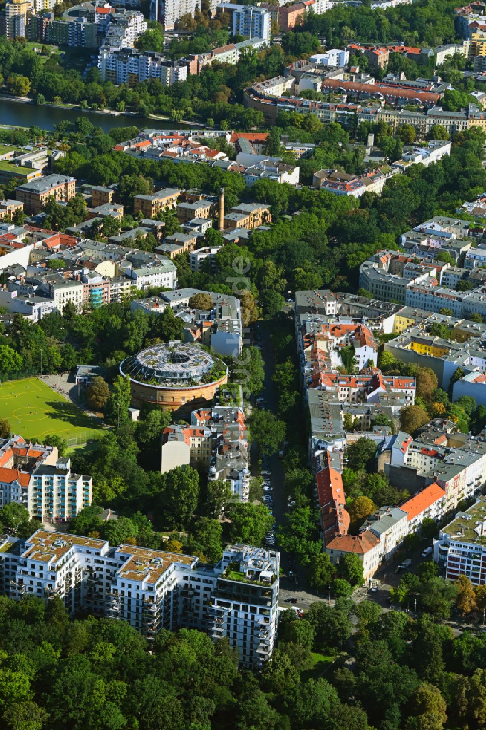 Luftbild Berlin - Dachgarten des Fichtebunker im Bezirk Kreuzberg in Berlin