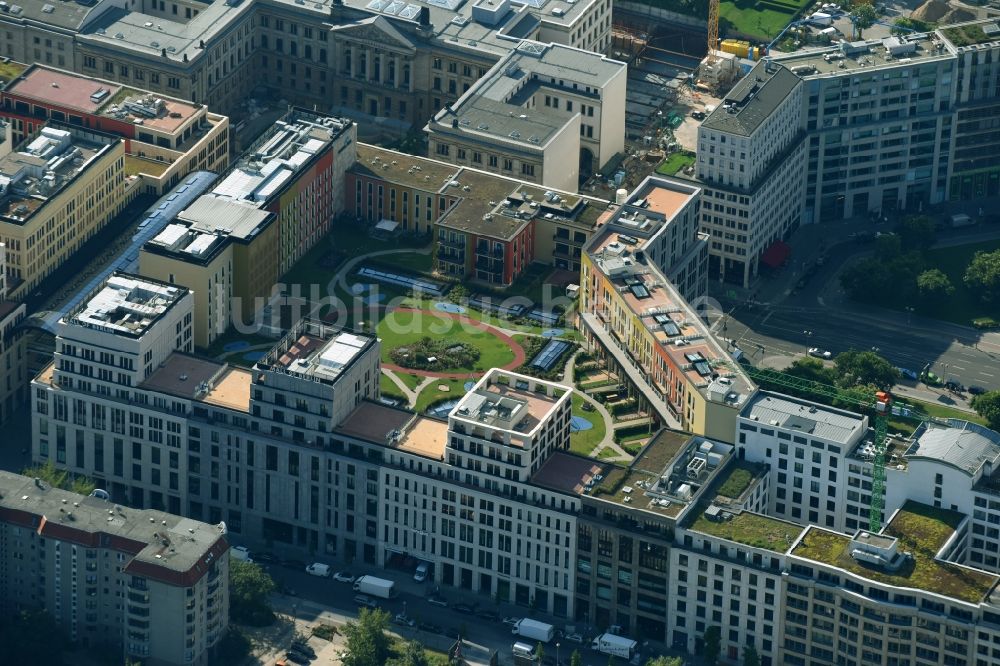 Luftaufnahme Berlin - Dachgarten- Landschaft auf dem Einkaufszentrum LP12 Mall of Berlin auf dem Wertheim Areal am Leipziger Platz in Berlin