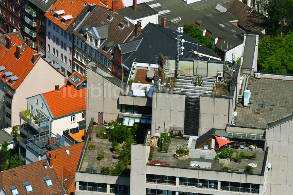 Hannover aus der Vogelperspektive: Dachgarten - Landschaft im Hochhaus einer Mehrfamilienhaussiedlung in Hannover im Bundesland Niedersachsen, Deutschland