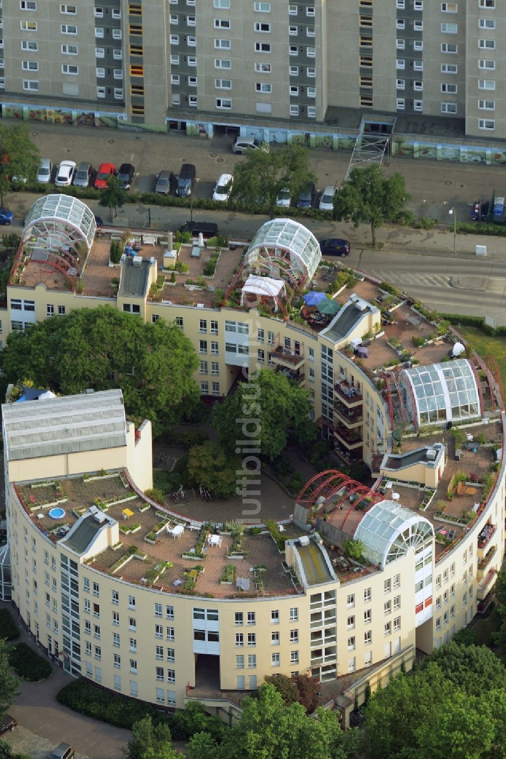 Luftbild Berlin - Dachgarten - Landschaft im Wohngebiet einer Mehrfamilienhaussiedlung in Berlin