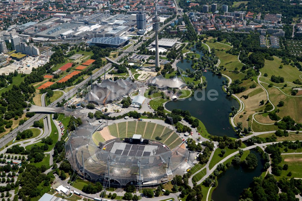 München von oben - Dachkonstruktion Olympiadach des Olympiastadions in München im Bundesland Bayern