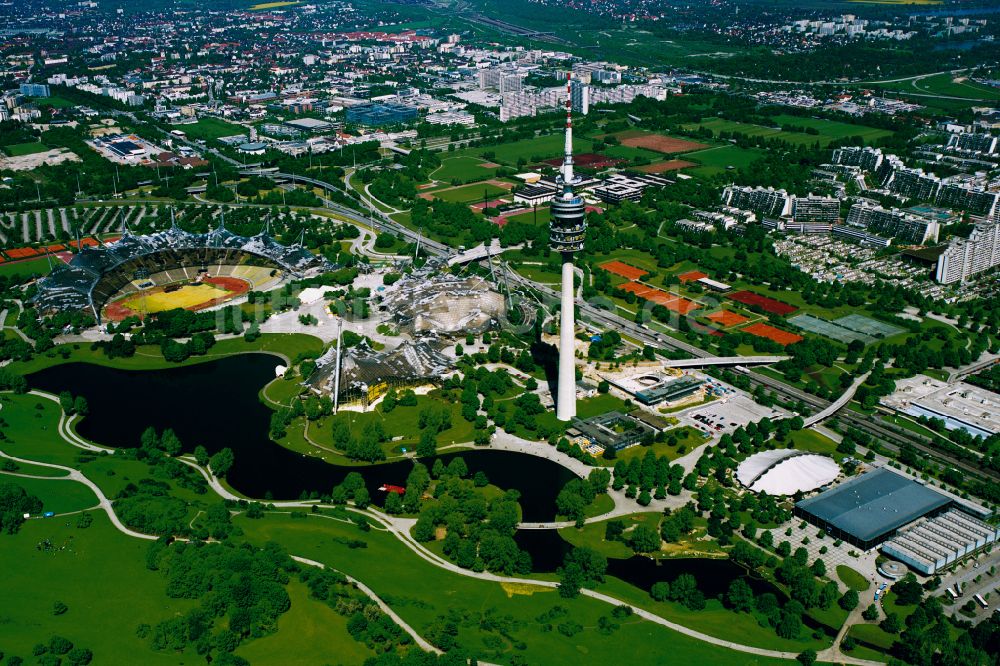 München von oben - Dachkonstruktion Olympiadach des Olympiastadions in München im Bundesland Bayern