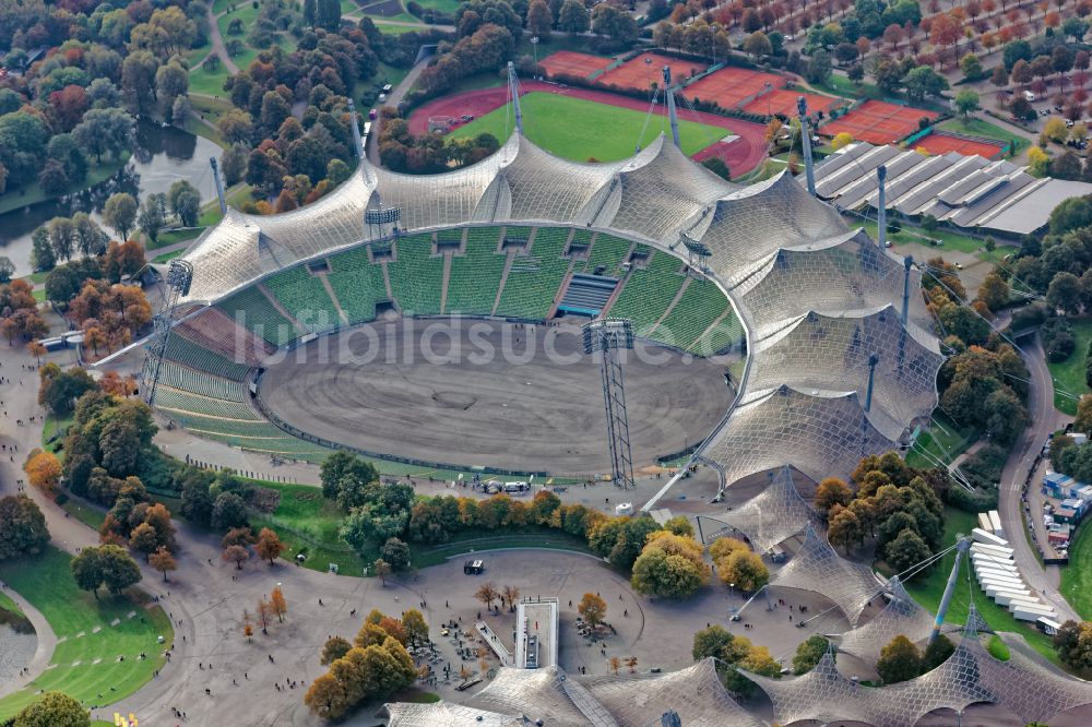 München von oben - Dachkonstruktion Olympiadach des Olympiastadions in München im Bundesland Bayern