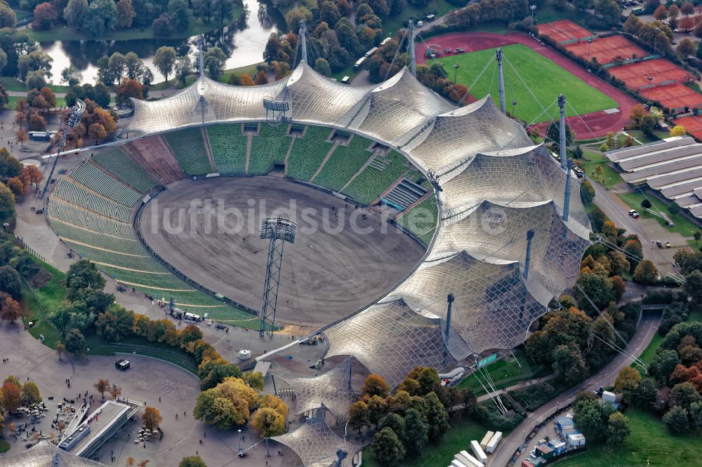 München aus der Vogelperspektive: Dachkonstruktion Olympiadach des Olympiastadions in München im Bundesland Bayern