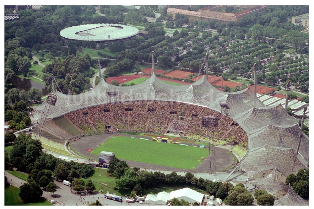 München von oben - Dachkonstruktion Olympiadach des Olympiastadions in München im Bundesland Bayern