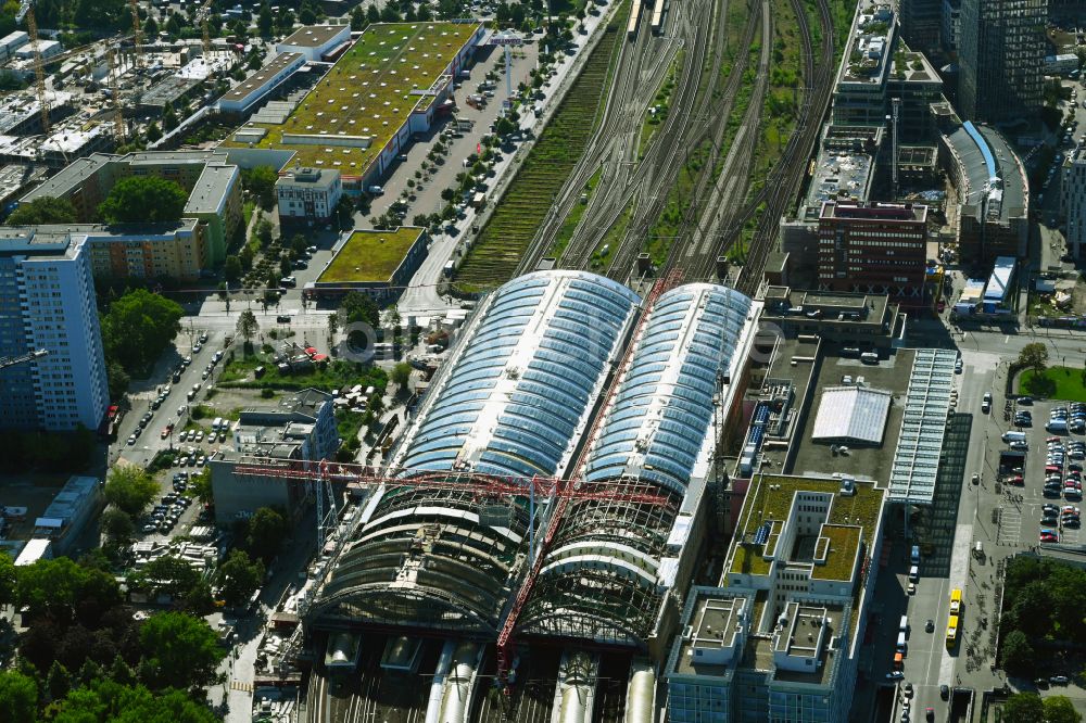 Luftaufnahme Berlin - Dachsanierung am Bahnhofsgebäude der Deutschen Bahn Ostbahnhof im Ortsteil Friedrichshain in Berlin, Deutschland