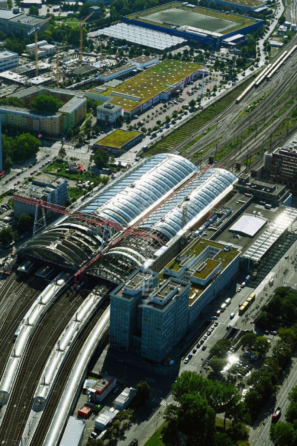 Luftbild Berlin - Dachsanierung am Bahnhofsgebäude der Deutschen Bahn Ostbahnhof im Ortsteil Friedrichshain in Berlin, Deutschland