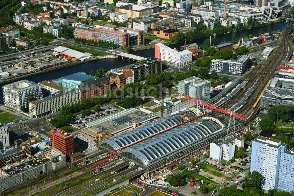 Berlin von oben - Dachsanierung am Bahnhofsgebäude der Deutschen Bahn Ostbahnhof im Ortsteil Friedrichshain in Berlin, Deutschland