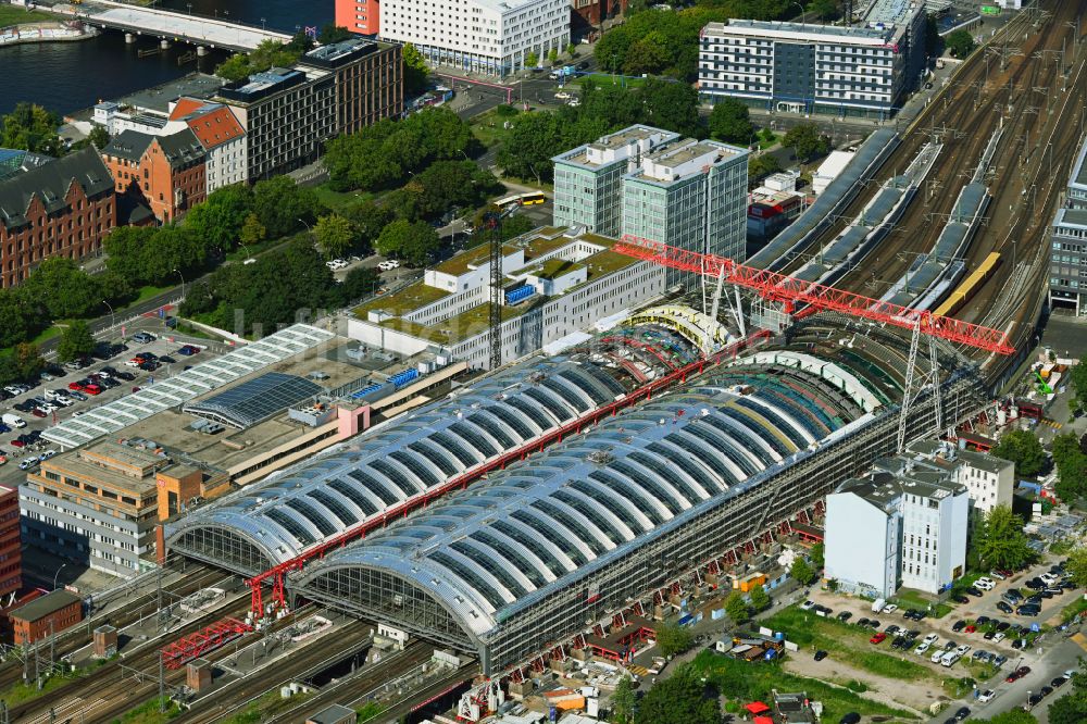 Berlin aus der Vogelperspektive: Dachsanierung am Bahnhofsgebäude der Deutschen Bahn Ostbahnhof im Ortsteil Friedrichshain in Berlin, Deutschland