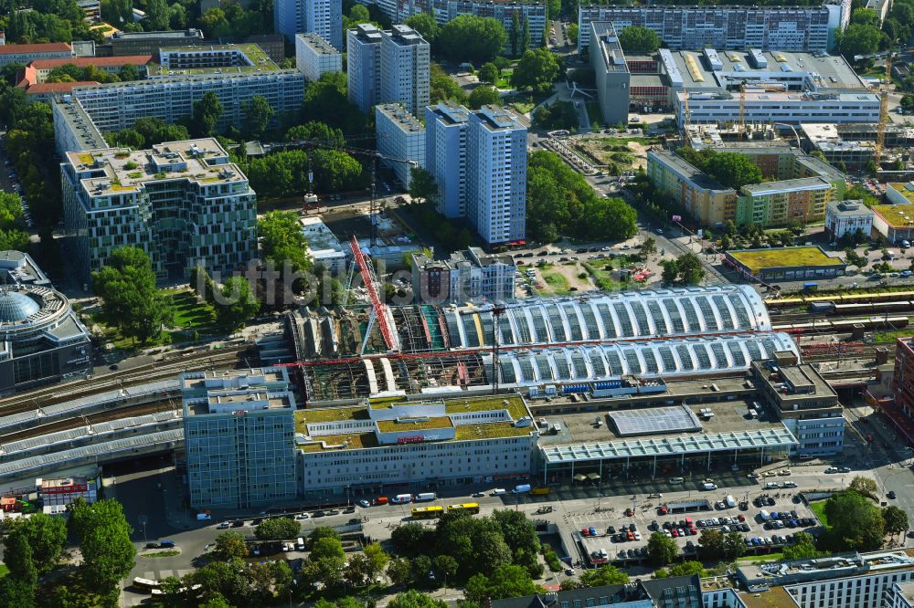 Berlin von oben - Dachsanierung am Bahnhofsgebäude der Deutschen Bahn Ostbahnhof im Ortsteil Friedrichshain in Berlin, Deutschland