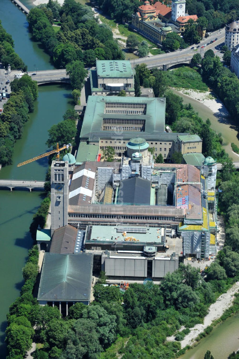 München von oben - Dachsanierung am Deutschen Museum auf der Museumsinsel an der Isar in München