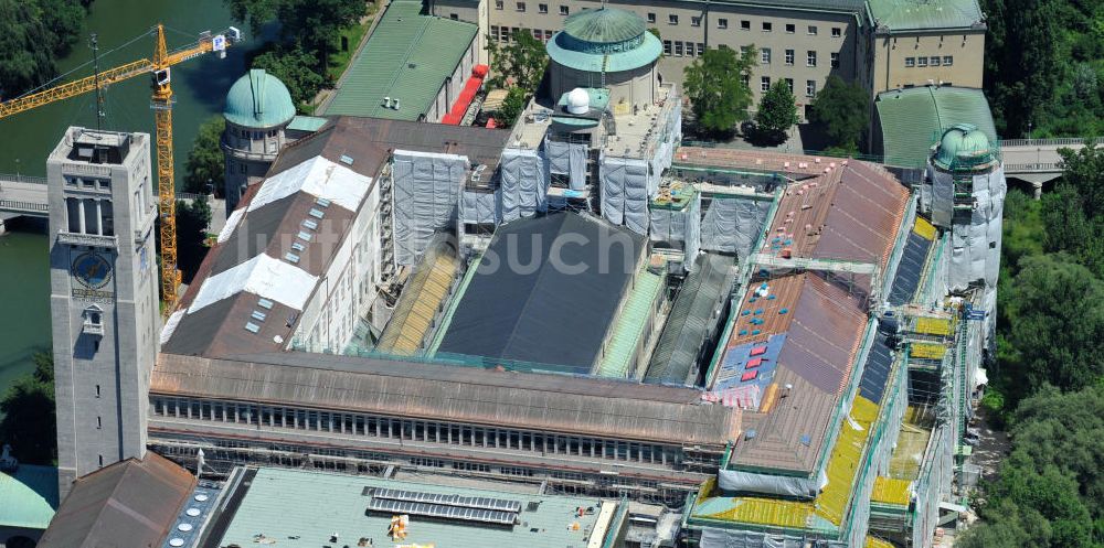 München von oben - Dachsanierung am Deutschen Museum auf der Museumsinsel an der Isar in München