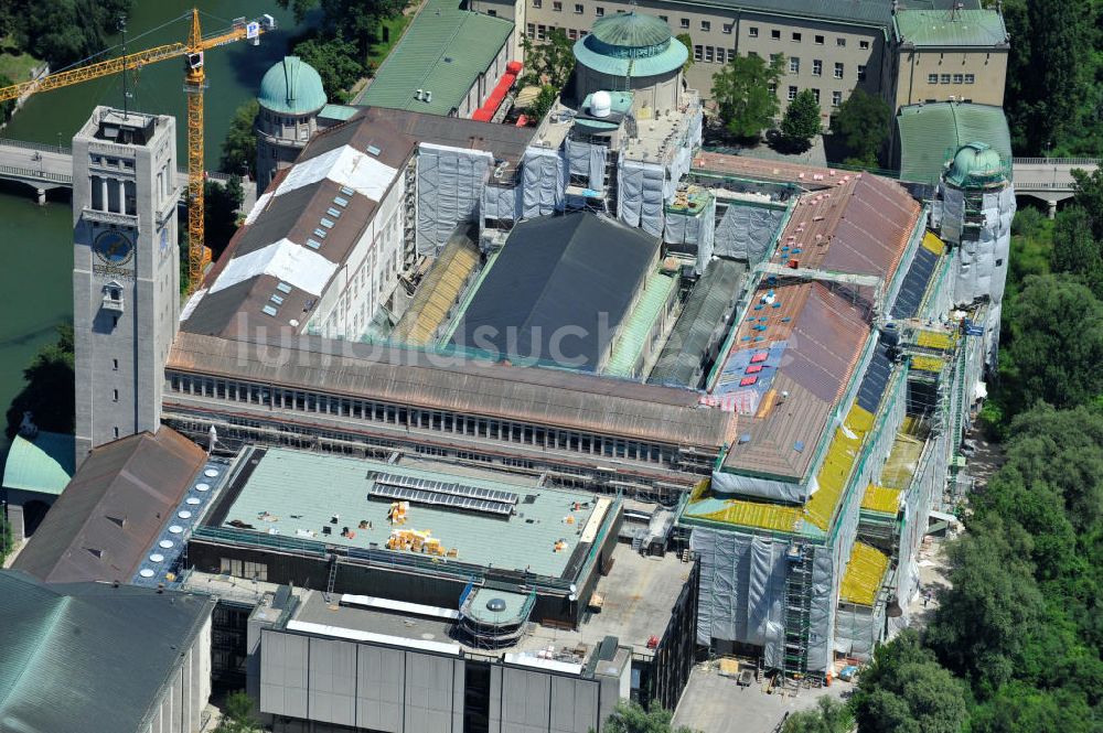 München aus der Vogelperspektive: Dachsanierung am Deutschen Museum auf der Museumsinsel an der Isar in München