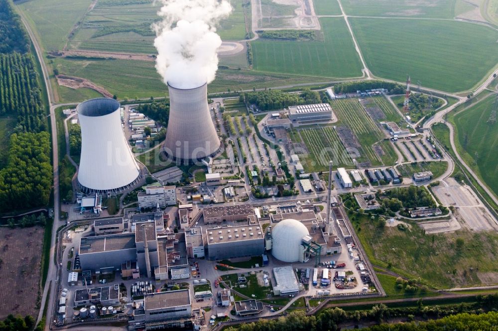 Philippsburg von oben - Dampfsäule über dem Kühlturm des AKW Kernkraftwerk der EnBW Kernkraft GmbH auf der Rheinschanzinsel am Rhein in Philippsburg im Bundesland Baden-Württemberg, Deutschland