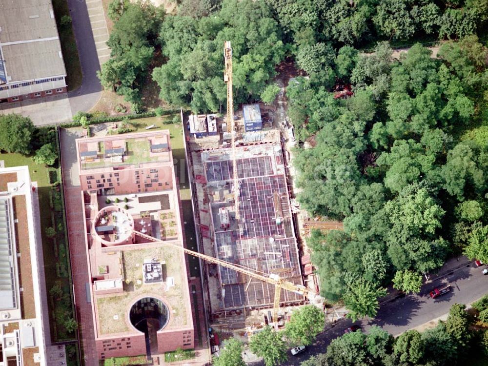 Berlin - Tiergarten von oben - ), daneben die Indische Botschaft