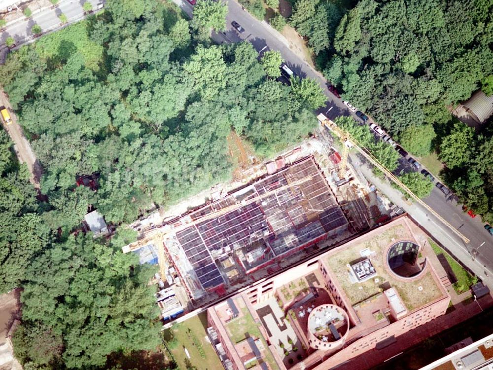 Berlin - Tiergarten von oben - ), daneben die Indische Botschaft