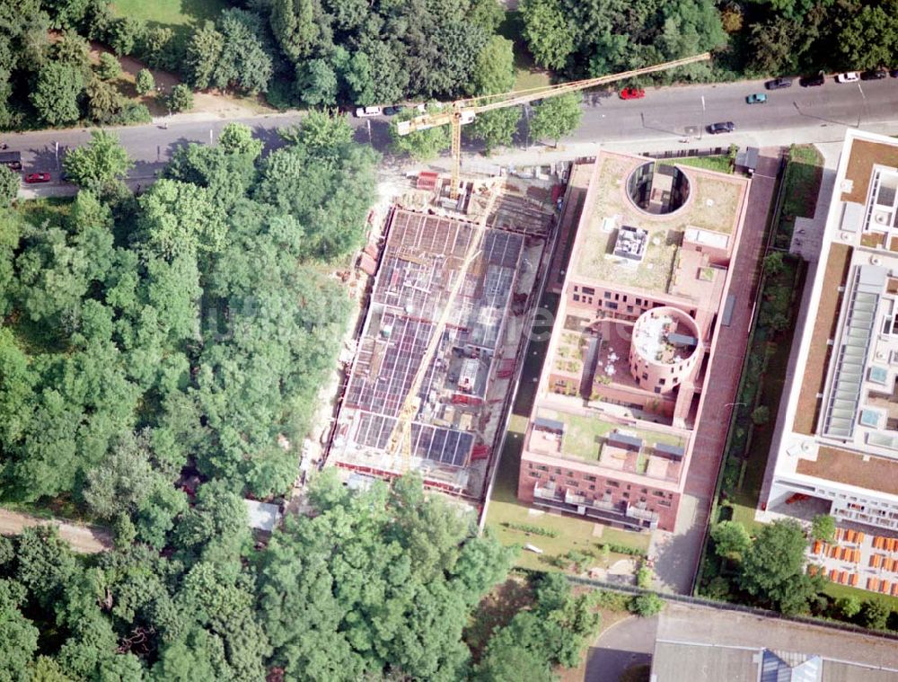 Berlin - Tiergarten von oben - ), daneben die Indische Botschaft