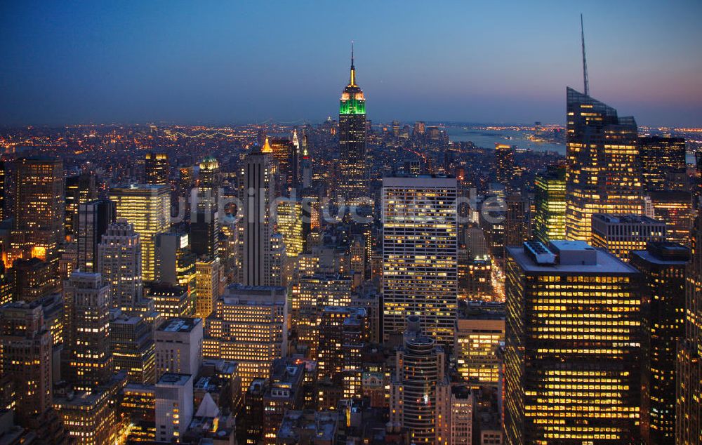 Luftbild New York - Das abendliche Stadtviertel Midtown vom New Yorker Stadtteil Manhattan