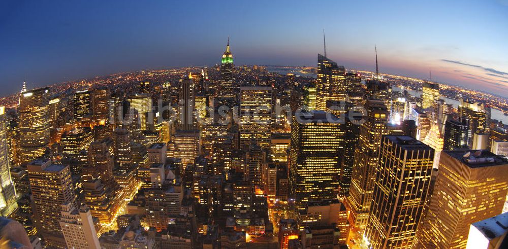 Luftaufnahme New York - Das abendliche Stadtviertel Midtown vom New Yorker Stadtteil Manhattan